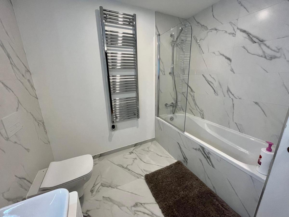 Modern Apartment With Spa And Pool 지브롤터 외부 사진