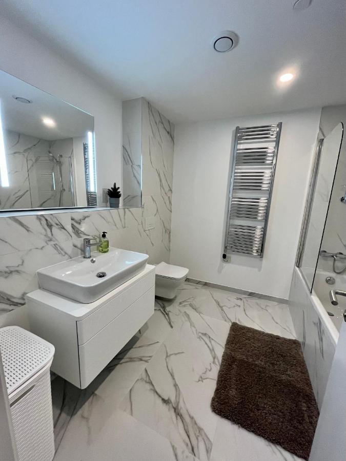 Modern Apartment With Spa And Pool 지브롤터 외부 사진